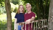 Christopher und Pauline auf dem Weg zum TinyHouse, in dem die 25-J&auml;rhige w&auml;hrend der Hofwoche leben wird.