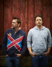 "Jamie & Jimmy's Food Fight Club", "Käse Kontest gegen Frankreich." Heute wird französischem Käse Konkurrenz gemacht. Zunächst machen sich Jimmy und Jamie über die Spitzenprodukte ihres Landes schlau. Mit dem glorreichen Ergebnis ihrer Recherchen bereiten sie zusammen mit dem TV-Komiker Alan Carr anglo-französischen Toast zu. Anschließend stellen die beiden erfahrenen Köche erstmals in ihrer Laufbahn selbst Ziegenkäse her und lassen ihn von angesehenen Gastro-Kritikern bewerten. Danach fühlen sich Jimmy und Jamie gewappnet genug, um nach Frankreich zu pilgern und ihre britischen Käsekreationen mit dem besten Käse der Welt zu messen!Im Bild (v.li.): Jimmy Doherty, Jamie Oliver.