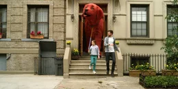 Emily (Darby Camp) und Casey (Jack Whitehall) mit Clifford, dem groﬂen roten Hund  +++ Die Verwendung des sendungsbezogenen Materials ist nur mit dem Hinweis und Verlinkung auf RTL+ gestattet. +++