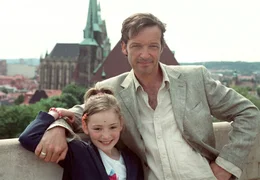 Klaus Berger (Michael Roll) und seine Tochter Anna (Maria Ehrich) sind ein Herz und eine Seele.