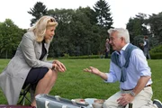 Isa von Brede (Sabine Postel, l.) trifft sich mit Wieland Krohn (Christoph M. Ohrt, r.) zum Picknick im Park. Isa von Brede (Sabine Postel, l.) trifft sich mit Wieland Krohn (Christoph M. Ohrt, r.) zum Picknick im Park.