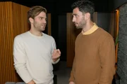 Tobias (Jan Kittmann, r.) erkennt, dass Julian (Onno Bu&szlig;) auf den Konsum von Drogen verzichtet.