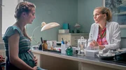 Nora Kaminski (Tanja Wedhorn, re.) nimmt sich Zeit für ihre Patientin Tamara (Maike Jüttendonk). Nora Kaminski (Tanja Wedhorn, re.) nimmt sich Zeit für ihre Patientin Tamara (Maike Jüttendonk).