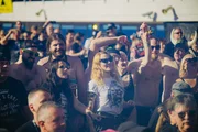 Heavy Matal Fans feiern auf dem Sonnendeck den Auftritt der Bands