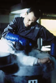 Der geistig behinderte Hausmeister Roland (Zeljko Ivanek) tötet einen Wissenschaftler nach dem anderen ... Der geistig behinderte Hausmeister Roland (Zeljko Ivanek) tötet einen Wissenschaftler nach dem anderen ...