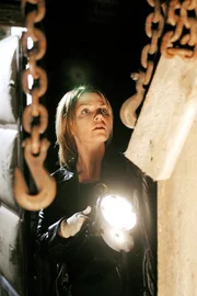 Detective Eames' (Kathryn Erbe) bringt Licht ins Dunkel. Detective Eames' (Kathryn Erbe) bringt Licht ins Dunkel.