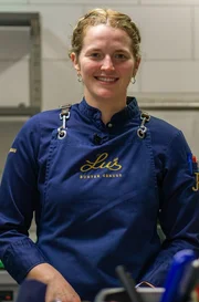 In der Sendung trifft Sternek&uuml;che auf kreative Vielfalt: J&ouml;rg Sackmann, Luisa Jordan (Foto) und S&ouml;ren Anders pr&auml;sentieren drei einfache, doch festliche Hauptgerichte, die unterschiedlicher kaum sein k&ouml;nnten - vom klassischen Hackbraten &uuml;ber zarte Schwarzwaldforelle bis zum raffiniert gew&uuml;rzten K&uuml;rbisgericht.