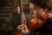 DS Jamie Winter (Nick Hendrix, l.) befragt Dan Falconer (Joseph Prowen), der im Orchester die zweite Geige spielt. Wollte er einen Konkurrenten loswerden und dessen Platz als Erste Geige einnehmen?