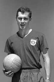 Franz Beckenbauer, der Libero des aufstrebenden „FC Bayern“ und der Nationalmannschaft, erobert zunächst Deutschland und spätestens bei der Weltmeisterschaft 1966 auch Fußballfans auf der ganzen Welt. Franz Beckenbauer, der Libero des aufstrebenden „FC Bayern“ und der Nationalmannschaft, erobert zunächst Deutschland und spätestens bei der Weltmeisterschaft 1966 auch Fußballfans auf der ganzen Welt.