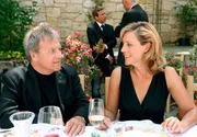 Der Weinhändler Martin Strasser (Wolfram Berger, l.) und Thomas' Ex-Frau Johanna Stickler (Carin C. Tietze, r.) kommen sich auf Claudias Beerdigung näher. Der Weinhändler Martin Strasser (Wolfram Berger, l.) und Thomas' Ex-Frau Johanna Stickler (Carin C. Tietze, r.) kommen sich auf Claudias Beerdigung näher.