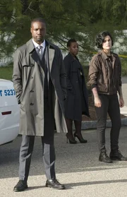 L-R: Edgar Reade(Rob Brown), Bethany Mayfair (Marianne Jean-Baptiste) und Jane Doe (Jaimie Alexander)