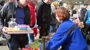 Kathrin verkauft flei&szlig;ig auf dem Flohmarkt.