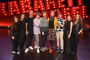 Gernot Kulis (3.v.l.), Eva Maria Marold (4.v.l.), Benedikt Mitmannsgruber (m.), Martina Schwarzmann (4.v.r.), Omar Sarsam (3.v.r.) und die "Die Kabarettgipfelband".