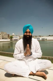 Tajinder Singh, w&auml;hrend Vaisakhi, im Goldenen Tempel, Amritsar, Indien