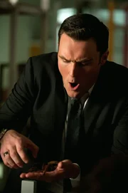 Ein neuer Mordfall beschäftigt Wayne (Owain Yeoman) ... Ein neuer Mordfall beschäftigt Wayne (Owain Yeoman) ...