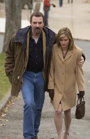 Gl&uuml;ckliche Zeiten: Polizeichef Jesse Stone (Tom Selleck) wei&szlig; noch nicht, dass seine Freundin Abby (Polly Shannon) in Lebensgefahr schwebt.