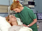 Gisela Moosberg liegt auf der Intensivstation. In der vorangegangenen Operation mussten die Ärzte der Sachsenklinik erkennen, dass es für Gisela keine Rettung mehr gibt. Oberschwester Ingrid (Jutta Kammann) und ihre Schwester (Christine Reinhart) Gisela Moosberg liegt auf der Intensivstation. In der vorangegangenen Operation mussten die Ärzte der Sachsenklinik erkennen, dass es für Gisela keine Rettung mehr gibt. Oberschwester Ingrid (Jutta Kammann) und ihre Schwester (Christine Reinhart)