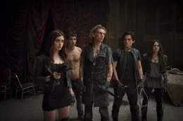 Die Schattenj&auml;ger Jace (Jamie Campbell Bower, 3.v.l.), Alec (Kevin Zegers, 2.v.r.) und Isabella (Jemima West, r.) sind im Kampf gegen D&auml;monen, Werw&ouml;lfe und Vampire ge&uuml;bt, doch f&uuml;r das, was ihnen nun bevorsteht, brauchen sie die Hilfe von Clary (Lily Collins, l.), einem scheinbar ganz normalem M&auml;dchen, und ihrem besten Freund Simon (Robert, Sheehan, 2.v.l.) ...