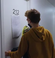 Ausgesperrt: Niklas und Lukas versuchen vergeblich, die Tür zu ihrem Zimmer zu öffnen. Nur ein Missgeschick? Oder hatte hier wohl jemand die Hände mit im Spiel? Ausgesperrt: Niklas und Lukas versuchen vergeblich, die Tür zu ihrem Zimmer zu öffnen. Nur ein Missgeschick? Oder hatte hier wohl jemand die Hände mit im Spiel?