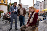 Die Kommissare Hansen (Igor Jeftić, l.) und Kaya (Baran Hêvî, M.) befragen den ehemaligen Phantomzeichner Oswald Greimer (Christian Buse, r.) zu einem alten Phantombild. Die Kommissare Hansen (Igor Jeftić, l.) und Kaya (Baran Hêvî, M.) befragen den ehemaligen Phantomzeichner Oswald Greimer (Christian Buse, r.) zu einem alten Phantombild.