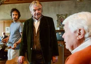 Der Pfleger Robert (Michael Ostrowski, li.) beobachtet die Rentner Sommer (Branko Samarovski, Mitte) und Paul (Peter Weck) skeptisch.