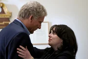 l-r: Clive Owen als Bill Clinton, Beanie Fieldstein als Monica Lewinsky
