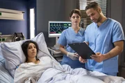 Ameena geht es schlechter. Dr. Matteo und Dr. Koshka versuchen herauszufinden woran es liegt. Von links: Ameena Damayanti (Mira Mazumdar), Dr. Theresa Koshka (Katharina Nesytowa), Dr. Matteo Moreau (Mike Adler). Ameena geht es schlechter. Dr. Matteo und Dr. Koshka versuchen herauszufinden woran es liegt. Von links: Ameena Damayanti (Mira Mazumdar), Dr. Theresa Koshka (Katharina Nesytowa), Dr. Matteo Moreau (Mike Adler).