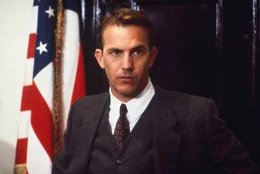 Eliot Ness (Kevin Costner), ein junger, naiver Spezialagent des Finanzministeriums, ist fest entschlossen, dem Gangsterboss Al Capone das verbrecherische Handwerk zu legen ...