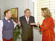 Zwischen Charlotte Gauss (Ursula Karusseit) und Sarah Marquardt (Alexa Maria Surholt) gibt es Streit. Prof. Simoni (Dieter Bellmann) versucht zu schlichten. Zwischen Charlotte Gauss (Ursula Karusseit) und Sarah Marquardt (Alexa Maria Surholt) gibt es Streit. Prof. Simoni (Dieter Bellmann) versucht zu schlichten.