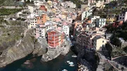 Riomaggiore, das s&uuml;dlichste Dorf der Cinque Terre, schmiegt sich spektakul&auml;r an die Steilk&uuml;ste. Seine farbenfrohen H&auml;user wachsen wie T&uuml;rme in die H&ouml;he.