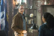 Scott Bakula as Special Agent Dwayne (l)