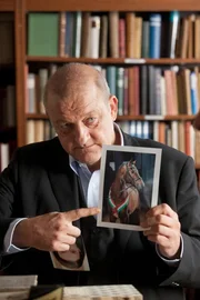 Wilsberg (Leonard Lansink) zeigt das Foto des Rassehengstes "Stolz von Bielefeld". Dessen Samen ist sehr wertvoll.