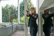 Hauptkommissarin Kerstin Klar (Fiona Coors) verschafft sich Zugang zu einer Wohnung.