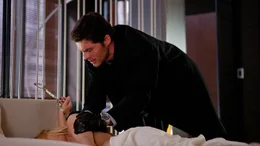 Vincent (Karl Urban) schaut, wer die Tote ist.