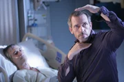 Als sich das Princeton Plainsboro wegen eines verschwundenen Babys im "Lockdown"-Modus befindet und niemand das Krankenhaus verlassen kann, verbringt House (Hugh Laurie, r.) seine Zeit mit dem todkranken Nash (David Strathairn). Als sich das Princeton Plainsboro wegen eines verschwundenen Babys im "Lockdown"-Modus befindet und niemand das Krankenhaus verlassen kann, verbringt House (Hugh Laurie, r.) seine Zeit mit dem todkranken Nash (David Strathairn).