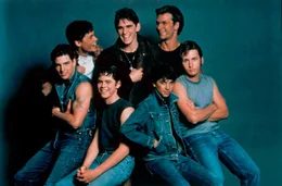 Amerika in den 1960er-Jahren: Ponyboy und Johnny, beides &bdquo;Greasers&ldquo; aus den &auml;rmeren Stadtvierteln, flirten mit der attraktiven Cherry und ihrer Freundin Marcia, die zu den wohlhabenden &bdquo;Socs&ldquo; geh&ouml;ren. Als deren Freunde des mitbekommen, kommt es zu heftigen Auseinandersetzungen zwischen den &bdquo;Socs&ldquo; und den &bdquo;Greasers&ldquo;. Johnny ersticht in Notwehr einen von ihnen. Die Freunde m&uuml;ssen untertauchen. - Die Jugendgang &bdquo;Greasers&ldquo; (v.l.n.r): Steve Randle (Tom Cruise), Sodapop Curtis (Rob Lowe), Ponyboy Curtis (C. Thomas Howell), Dallas &bdquo;Dally&ldquo; Winston (Matt Dillon), Johnny Cade (Ralph Macchio), Darrel &bdquo;Darry&ldquo; Curtis (Patrick Swayze) und Keith &bdquo;Two-Bit&ldquo; Matthews (Emilio Estevez).