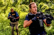 Versuchen gemeinsam, einen neuen Fall zu l&ouml;sen: Steve (Alex O'Loughlin, r.) und Captain Grover (Chi McBride, l.) ...