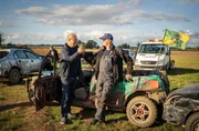 Neue Freunde: Reinhard Rogge und Oldtimer-Fan Bogdan Szocik nach dem Schrottauto-Rennen in der N&auml;he von Lubin.