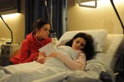 Charlie bringt Nila einen Brief ihres Bruders ins Krankenhaus. Von links: Charlie Keller (Marie-Claire Schuller) und Nila (Amina Moussli). Charlie bringt Nila einen Brief ihres Bruders ins Krankenhaus. Von links: Charlie Keller (Marie-Claire Schuller) und Nila (Amina Moussli).