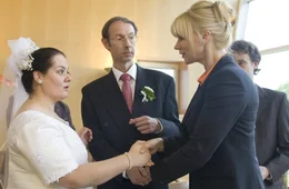 Standesbeamtin Ellen (Veronica Ferres;2.v.re.) bei der Arbeit:  Honorarfrei - nur f&uuml;r diese Sendung bei Nennung ZDF und Erika Hauri