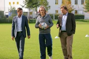Mord auf dem Fußballplatz: Erste Ermittlungen führen Hansen (Igor Jeftic, l.) und Hartl (Michael A. Grimm, r.) zu Trainer Rainer Kosinsky (Eisi Gulp, m.). Mord auf dem Fußballplatz: Erste Ermittlungen führen Hansen (Igor Jeftic, l.) und Hartl (Michael A. Grimm, r.) zu Trainer Rainer Kosinsky (Eisi Gulp, m.).