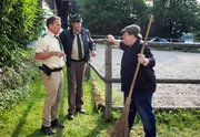 Hubert (Christian Tramitz, links) und Staller (Helmfried von L&uuml;ttichau, Mitte) befragen den Nachbarn (Andreas Lechner), wann er, am Tag zuvor, Herrn Meixner gesehen hat.