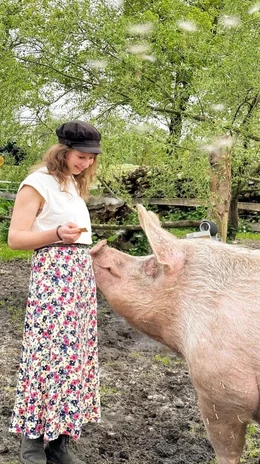 Milchb&auml;uerin Maren und ihr Hausschwein Rosalie.