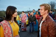 Semir (Erdogan Atalay, hinten) und Paul (Daniel Roesner, r.) dachten, sie hätten schon alles gesehen, aber das ist auch für die beiden neu: Dreharbeiten für ein Bollywood Film - Mitten auf einer bundesdeutschen Autobahn. Die Bollywood-Queen Priya Shetty (Stefania Kavas) und Paul tauschen tiefe Blicke aus... Semir (Erdogan Atalay, hinten) und Paul (Daniel Roesner, r.) dachten, sie hätten schon alles gesehen, aber das ist auch für die beiden neu: Dreharbeiten für ein Bollywood Film - Mitten auf einer bundesdeutschen Autobahn. Die Bollywood-Queen Priya Shetty (Stefania Kavas) und Paul tauschen tiefe Blicke aus...