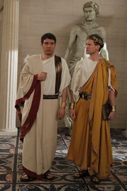 Barney (Neil Patrick Harris, r.) erz&auml;hlt Ted (Josh Radnor, l.) und den anderen Freunden die Geschichte des Bro-Eids, der bis zu Julius Caesar zur&uuml;ckgeht ...