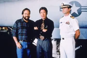 Al (Richard Karn, li.) und Tim (Tim Allen, Mi.) inspizieren f&uuml;r ihre Tool Time-Sendung einen Flugzeugtr&auml;ger der Navy (re. James Read, bek. aus Fackeln im Sturm, in einer Gastrolle als Captain Jenkins).