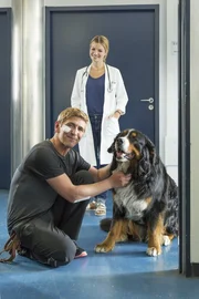 Fritz Fuchs' (Guido Hammesfahr) Hund Keks ist durch die Krankenhausg&auml;nge geirrt. Fritz freut sich , dass er ihn wiedergefunden hat. &Auml;rztin im Hintergrund (Susan Sideropoulos).