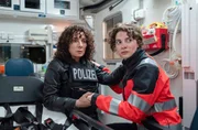 Starr vor Angst suchen Harry Möller (Maria Ketikidou, l.) und Mirja Grabowski (Franziska von Harsdorf), r. im Rettungswagen Schutz vor den aggressiven Schlägern.