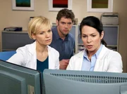 Dr. Elena Eichhorn (Cheryl Shepard, re.) und Dr. Kathrin Globisch (Andrea Kathrin Loewig, li.) werten die R&ouml;ntgenbilder des kleinen Finn Lenders aus. Dabei finden sie tats&auml;chlich viele verheilte Verletzungen und Frakturen. Dr. Niklas Ahrend (Roy Peter Link, mi.) hat einen schlimmen Verdacht: Kindesmisshandlung.