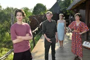 Durch das Verhalten von Paul Wagner (Cooper Dillon, l.) und Lisa Sommer (Klara Kleinheins, 2.v.r.) sehen Bj&ouml;rn Wagner (Daniel Krauss, 2.v.l.) und Katja Sommer (Isabell Horn, r.) ihre gemeinsame Zukunft in Gefahr.